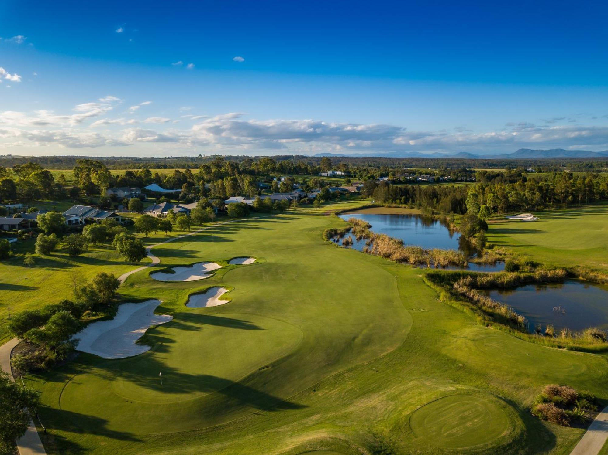 Chateau Elan At The Vintage Pokolbin Exterior foto The 18th hole at The Lakes Golf Club