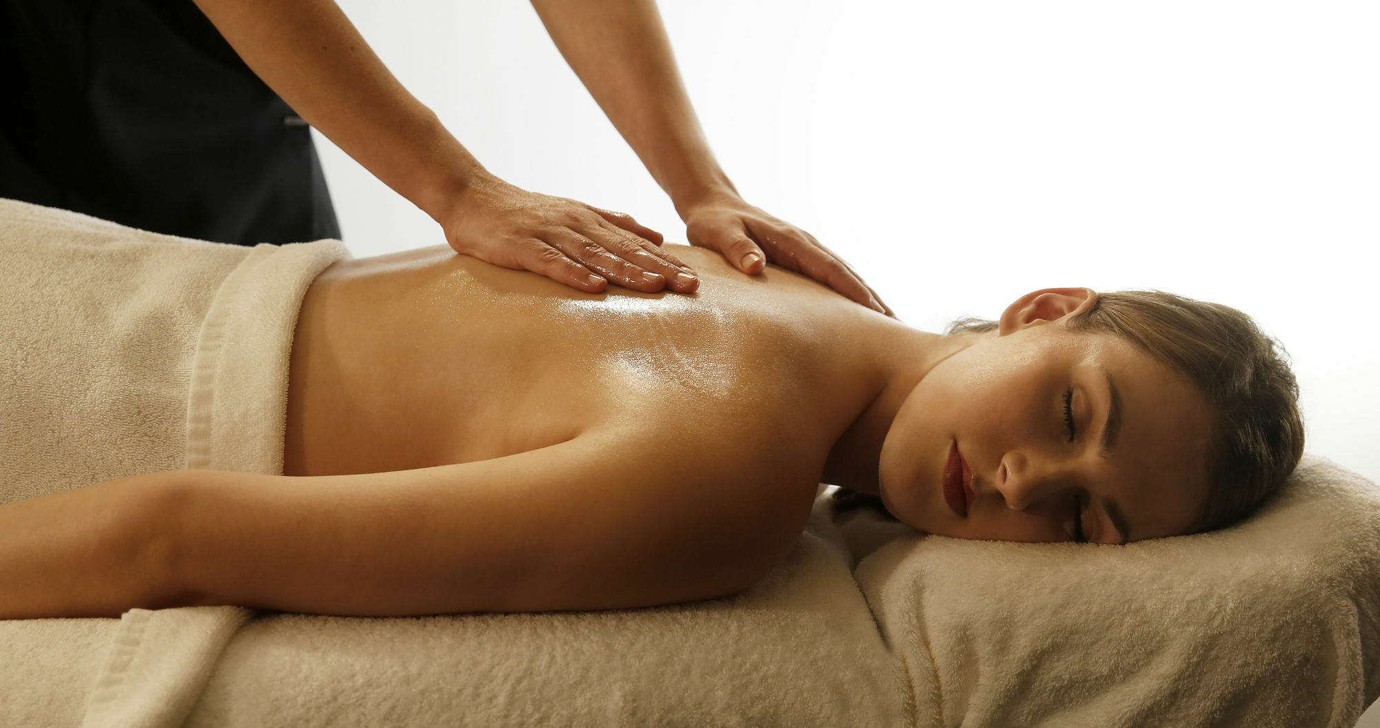 Chateau Elan At The Vintage Pokolbin Exterior foto A woman receiving a massage