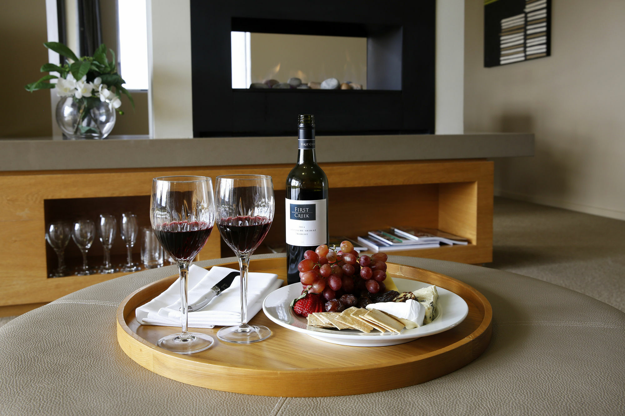 Chateau Elan At The Vintage Pokolbin Exterior foto A wine and cheese platter