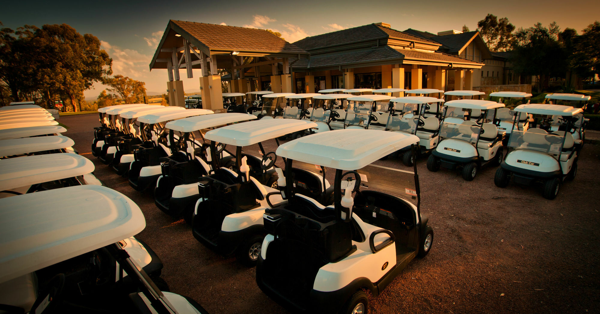 Chateau Elan At The Vintage Pokolbin Exterior foto Golf carts at a golf course
