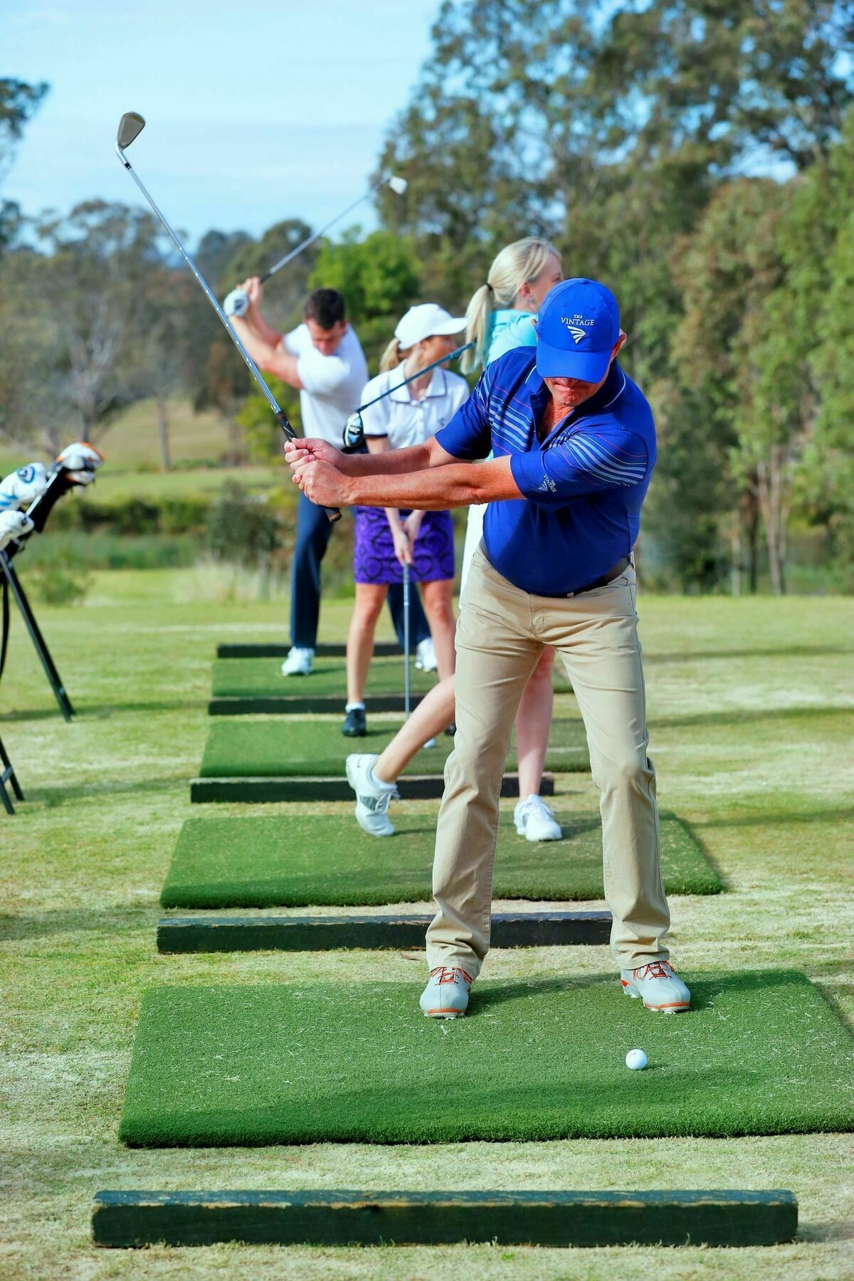 Chateau Elan At The Vintage Pokolbin Exterior foto Golfers practicing on a driving range
