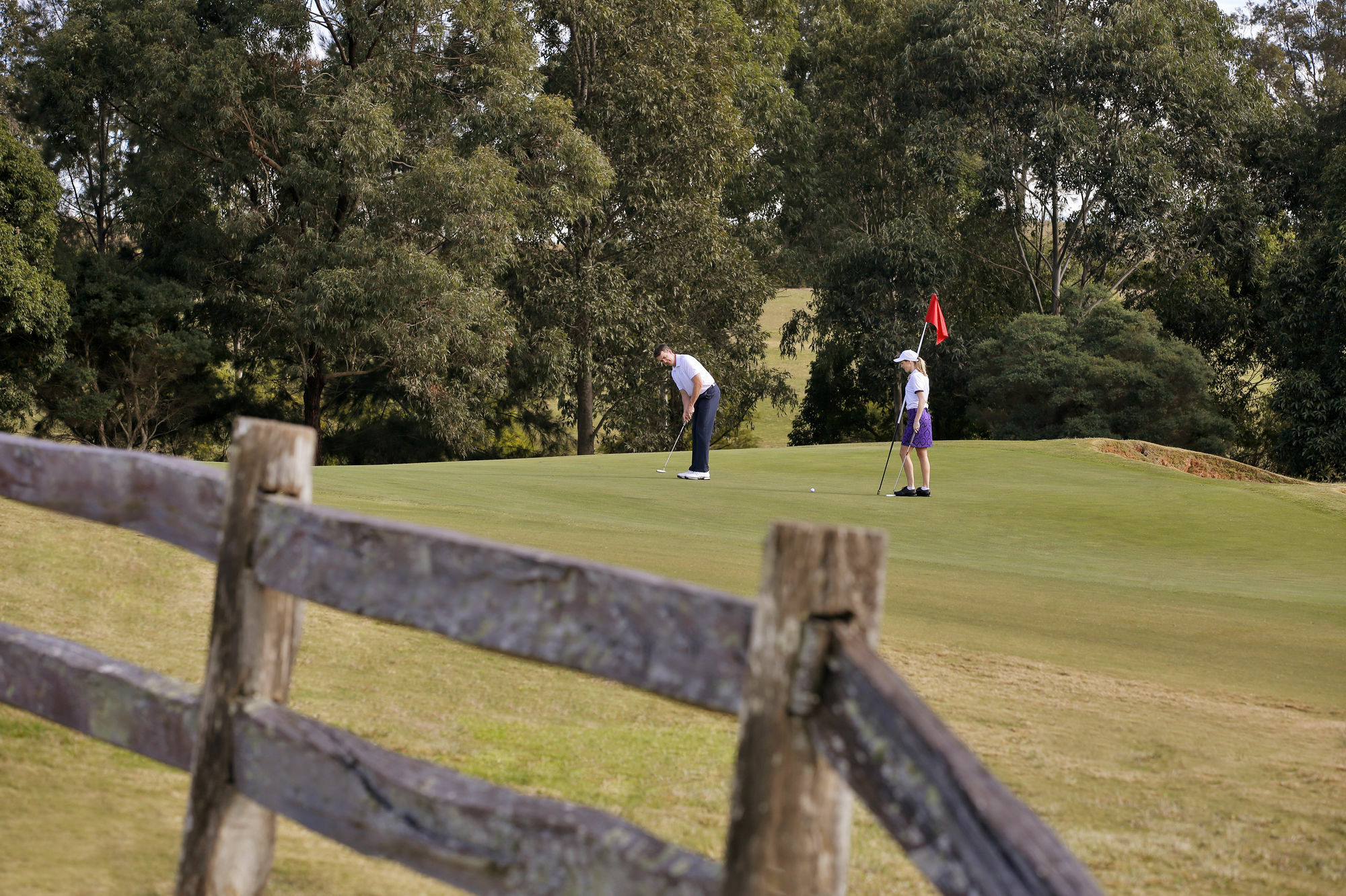 Chateau Elan At The Vintage Pokolbin Exterior foto Golfers at the 18th green